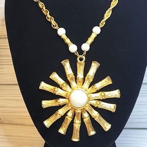 NAPIER Bamboo Motif With White With Gold Tone Pendant Necklace Vintage 1970s A03